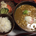 Kanjuku Udon Dokoro Shishiya - カレーうどんランチ。ご飯、ミニサラダ付き。800円。