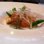 ヴァンテアン - サーモンマリネタルタル仕立て　リンゴとレモンのジュレ寄せ。アップ写真。