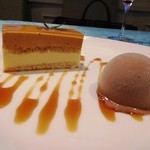 ヴァンテアン - キャラメルとオレンジのケーキ　ショコラのアイスクリーム。アップ写真。