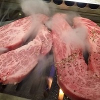 焼肉家 KAZU 神楽坂 - アントニオカルビを焼く