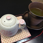 和菜割烹　いしだ - 緑茶（ホット）(¥400)