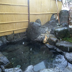 小野川温泉　たかさごや - 朝一で入った雪の舞う露天風呂…