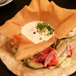 小料理 雅 - パリパリを崩しながら食べるシーザーサラダ