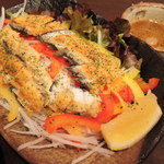 鰻が来るまでの間、
          うなぎの燻製サラダ 985円をいただくボキら。
          前に食べて美味しかったので今回も注文してみました。