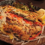 大根サラダに燻製された鰻がトッピングされてて
          粒マスタードドレッシングをかけて頂きます。
          鰻って燻製にしても美味しいね～♪
          ビールにとてもよく合います。