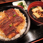 双葉 - 続いて鰻が運ばれてきました。
      鰻は３人とも同じものを注文！
      上鰻丼 2160円。
      (肝吸い・香の物・特製実山椒付)肝吸いが苦手な人がいたので、
      1人だけ赤だしに変更してもらいました。
      