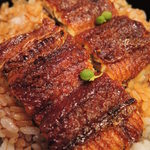 双葉 - 上鰻丼は鰻が約1/2尾が使われているので、ご飯の間にも鰻が1切れ入ってたよ。双葉の鰻は関西風の蒲焼で、タレをかけてから炭火でじっくり焼かれてるんだよ。表面がカリッと焼かれていて、
      中はふっくらの鰻です