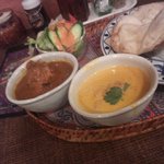 印度料理シタール - 左チキンカリー、右バターチキン