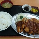 赤丸食堂 - チキンカツ定食…思ったよりエエ値段やと思ったらすごいボリューム！かかってるソースも懐かしいお味で。大満足です。