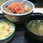 吉野家 - 牛丼並、味噌汁、漬物。