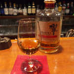 Bar ねもと - サントリー「響」ディープハーモニー。赤ワイン樽熟成の白州と、シェリー樽熟成の知多を使用