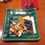 ミックスナッツにドライフルーツ、ひとかけらのチーズ。ドライパインとウイスキーの相性が絶妙