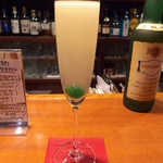 Bar ねもと - フルートグラスの底にミントチェリーを沈めた、オリジナルカクテル