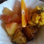 チムニーギオット - リンゴのコンポート・オレンジ・かぼちゃのサラダ♪( ちゃんと レーズンまで 入ってました)