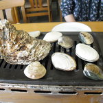 土屋水産 - 焼き台全景、まだ朝の９時なんですが・・・