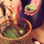 熊魚菴 たん熊北店 - 炭火にお茶の葉をパラリ、雅な演出です。