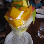 フルーツガーデン シン・サン - 完熟マンゴー入りフルーツパフェ