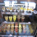 フルーツガーデン シン・サン - シューケースにはタルトやケーキが！