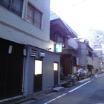 敦煌 - 薄暗い路地に輝く、緑の看板。