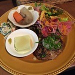 Ochadokoro Tsumugu - 2月5日のランチ。おろしハンバーグでした。これに具がたっぷりのお味噌汁と雑穀米がついて900円！お安い