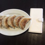 麺の風 祥気 - 餃子1個がスマホの半分くらいの大きさ(約8cm)デカイ