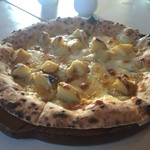 ピッツェリア ラッソ - 4種のチーズとポテトのピザ