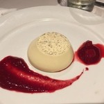 Waterfront Restaurant - バニラビーンズのよく効いたミルクプリンであまり甘い物を食べない私も異国だからでしょうか？完食してしまった(笑)