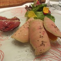 クッチーナ イタリアーナ ガッルーラ - 選べる前菜：「桜の木で軽く燻した「フレッシュフォアグラ」と「マンゴー」鴨胸肉のレアを添えて山形県産栃の木の花の蜂蜜のサルサ。まるでバターのような食感のフォアグラで、マンゴーとのコラボが最高です。