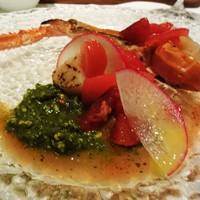 クッチーナ イタリアーナ ガッルーラ - 三河産天然赤座海老と平貝とブラッドオレンジのサラダ：赤座海老の焼ける芳ばしい香りが広がります。菜花のソース と海老や野菜の色の対比が美しいです。赤座海老の繊細な味が十分に引き出された素敵なお料理です。
