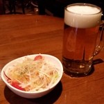 THE KING GEORGE English Pub - キング ジョージ　普通の生ビールとサラダ