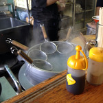 ぎょらん亭 - 麺茹で中。