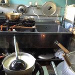 ぎょらん亭 - 厨房。温められているどろのスープ。