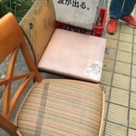 中畑商店 - お店前のベンチ