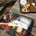 とんかつ マンジェ - お弁当を公園で広げる