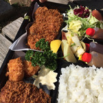 とんかつ マンジェ - 上ロース 肉じゃがコロッケ 貝柱フライ 弁当 久宝寺緑地にて