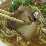 ラーメン倉庫 - 薄いけど、とろけるチャーシューは大将の自慢のひとつ♪