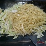甘味処 竹酔堂 - 鉄板に野菜と麺をのせ、自ら焼く。