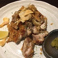 三と十 - 大山鶏にガーリックチップをまぶしてもらいました