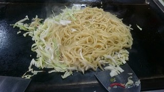 Chikusuidou - 鉄板に野菜と麺をのせ、自ら焼く。