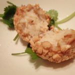 東京チャイニーズ 一凛 - 海老すり身、タロイモ、ユリ根のピーナッツ揚げ割ったところ(2016/1)