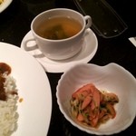 江戸屋 - スープにソーセージサラダ