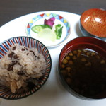 うを徳 - 食事　ささげご飯　なめこ汁　新香