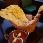 スバカマナ - 女性限定の「レディースセット」（税別1,250円）のナンとチキンテッカマサラ