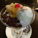 季節限定メニュー「体に優しい食べて美味しい 季節の野菜カレー」（税別1,480円）のアジアンパフェ アイスフルーツチェー