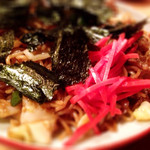 君の家 - お通しに煮物、厚揚げ、ニラ玉など居酒屋メニューが並ぶ。焼きそばは手作りで落ち着く味。