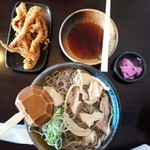 そば処 ひろ - 肉そば冷680円＆げそ天250円／28年2月6日