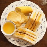 青山壹番館 - サービスセット 730円 のツナトースト、バナナ、フルーツゼリー、ポテトチップス