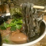 麺場 ハマトラ - 自家製竹炭入りの中太麺