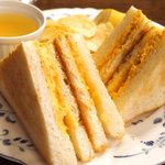 青山壹番館 - サービスセット 730円 のツナトースト、バナナ、フルーツゼリー、ポテトチップス