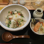 麦穂 - 揚げ餅にカイワレ大根とおろし大根をのせて頂くのが好きです♫盛り付けが綺麗な海老餅ぶっかけうどん。